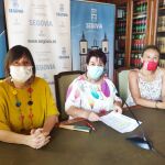 La alcaldesa de Segovia, Clara Luquero, la concejal de Cultura, Gina Aguiar, y la directora de Titirimundi, Marian Palma, presentan la 34 edición del Festival Internacional de Títeres de Segovia "Titirimundi"
