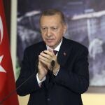 El presidente turco Recep Tayyip Erdogan aplaude durante una conferencia en Estambul ayer martes