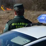 Agente de la Guardia Civl vigila en un incendio en la provincia de Zamora