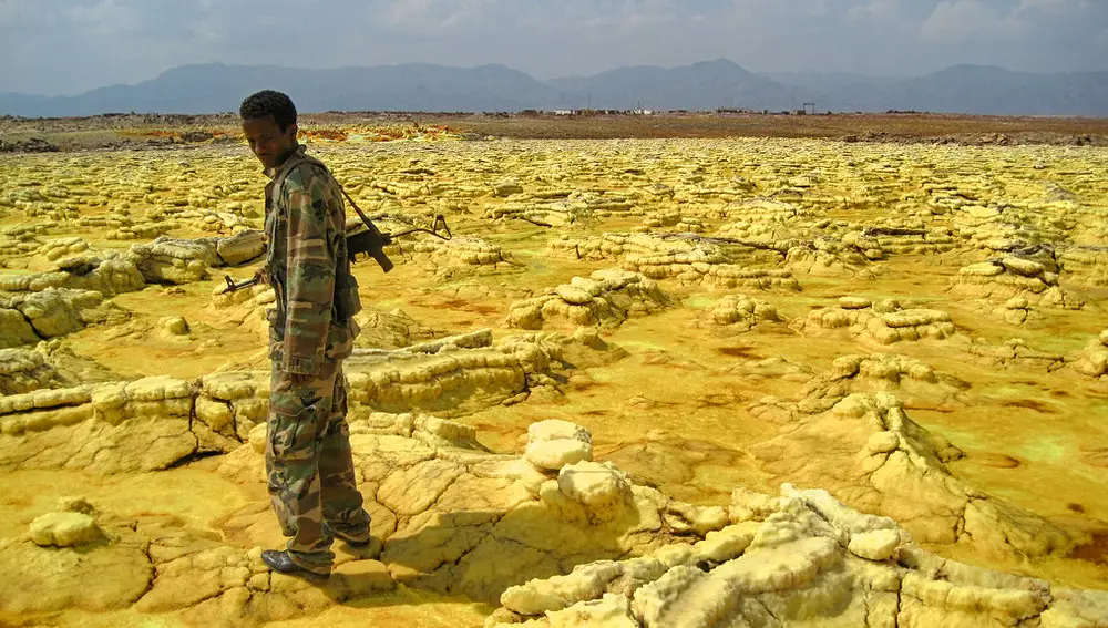 Soldado etíope en el salar que rodea al cráter.
