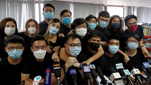 El grupo de candidatos prodemocracia autodenominados "la resistencia", entre ellos Joshua Wong, en una reciente rueda de prensa