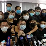 El grupo de candidatos prodemocracia autodenominados &quot;la resistencia&quot;, entre ellos Joshua Wong, en una reciente rueda de prensa