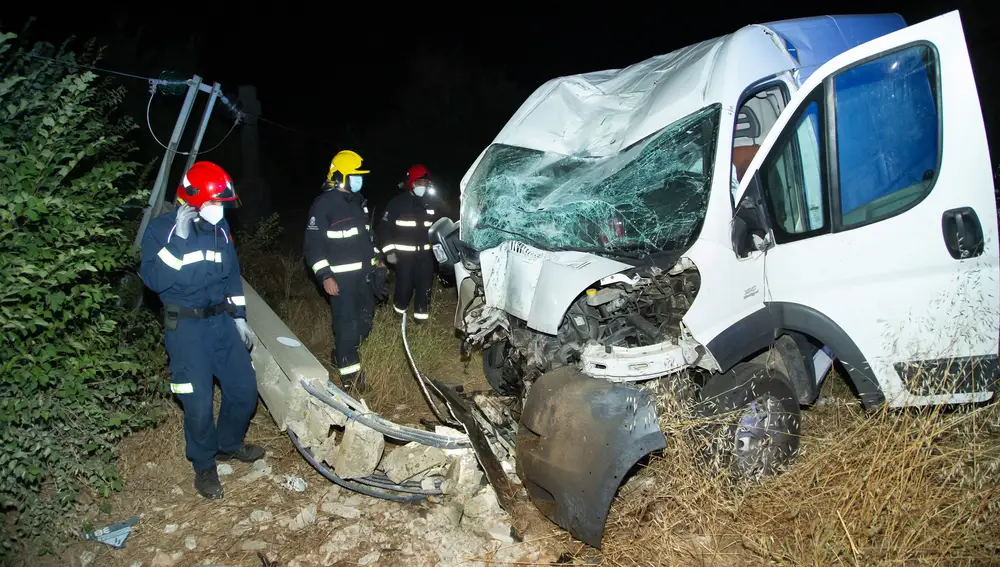 Los bomberos en el lugar de los hechos del accidente