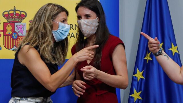 Las ministras de Trabajo y Economía Social, Yolanda Díaz (i), e Igualdad, Irene Montero