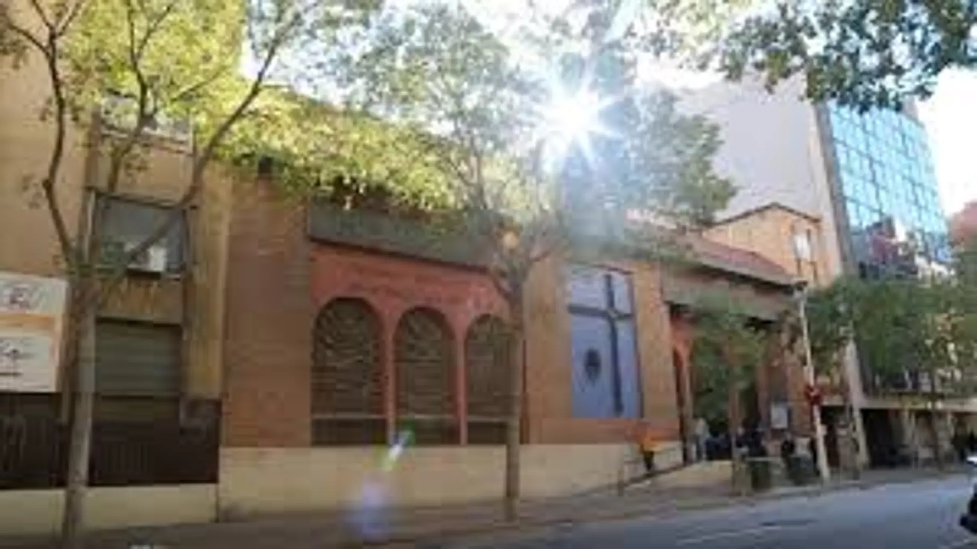 En la imagen, la fachada de la parroquia atacada