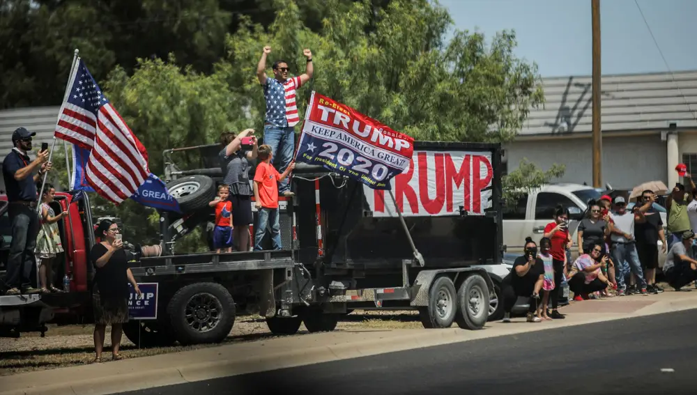 Votantes de Donald Trump reciben al presidente a su llegada a Texas