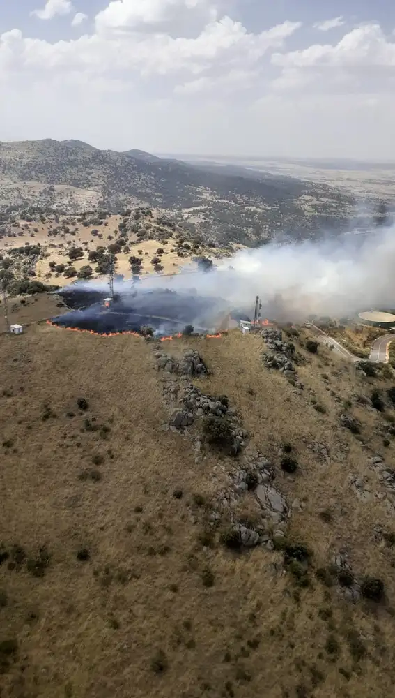 Incendio declarado en las inmediaciones de San Rafael (Segovia)