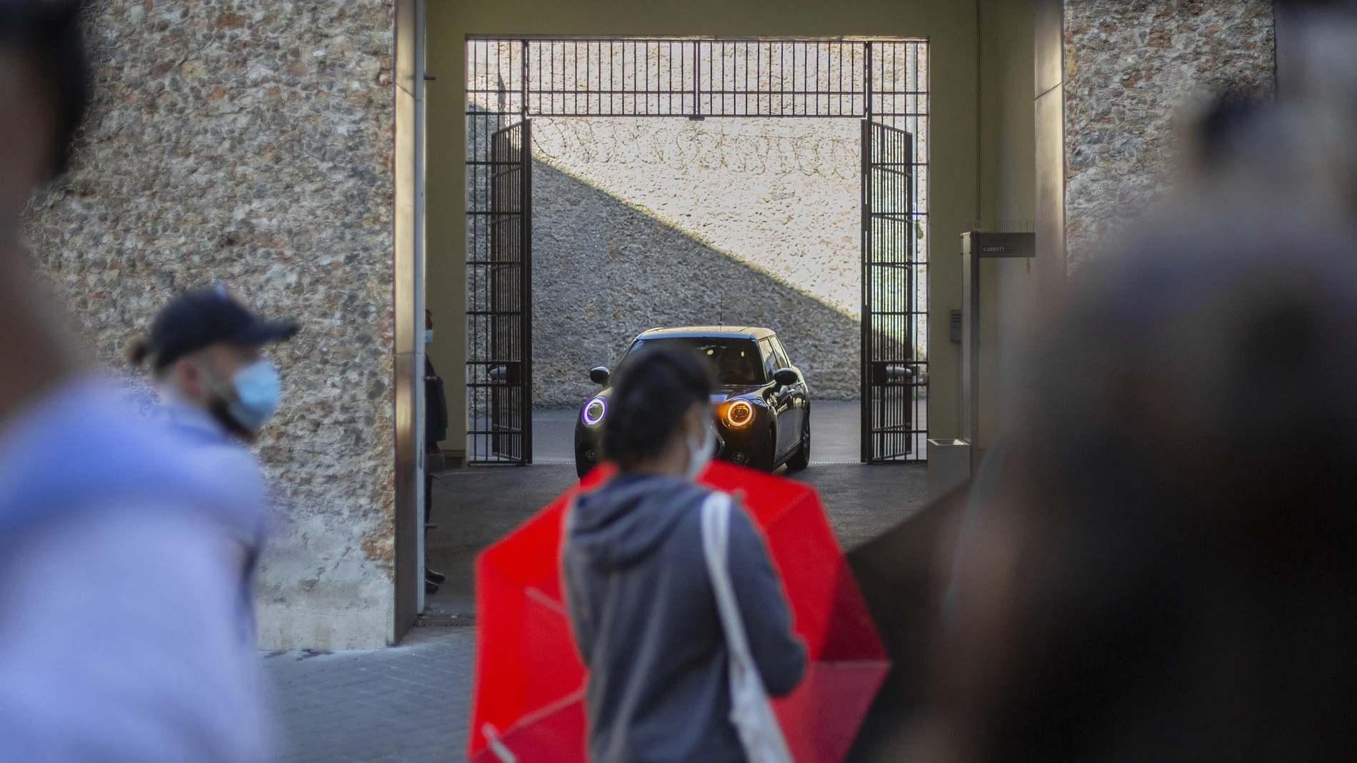 "Josu Ternera" abandona en el coche de su abogada la prisión de La santé, en París(AP Photo/Rafael Yaghobzadeh)
