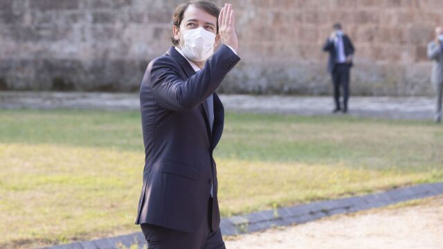El presidente de la Junta, Alfonso Fernández Mañueco, a su llegada a la conferencia de presidentes en La Rioja