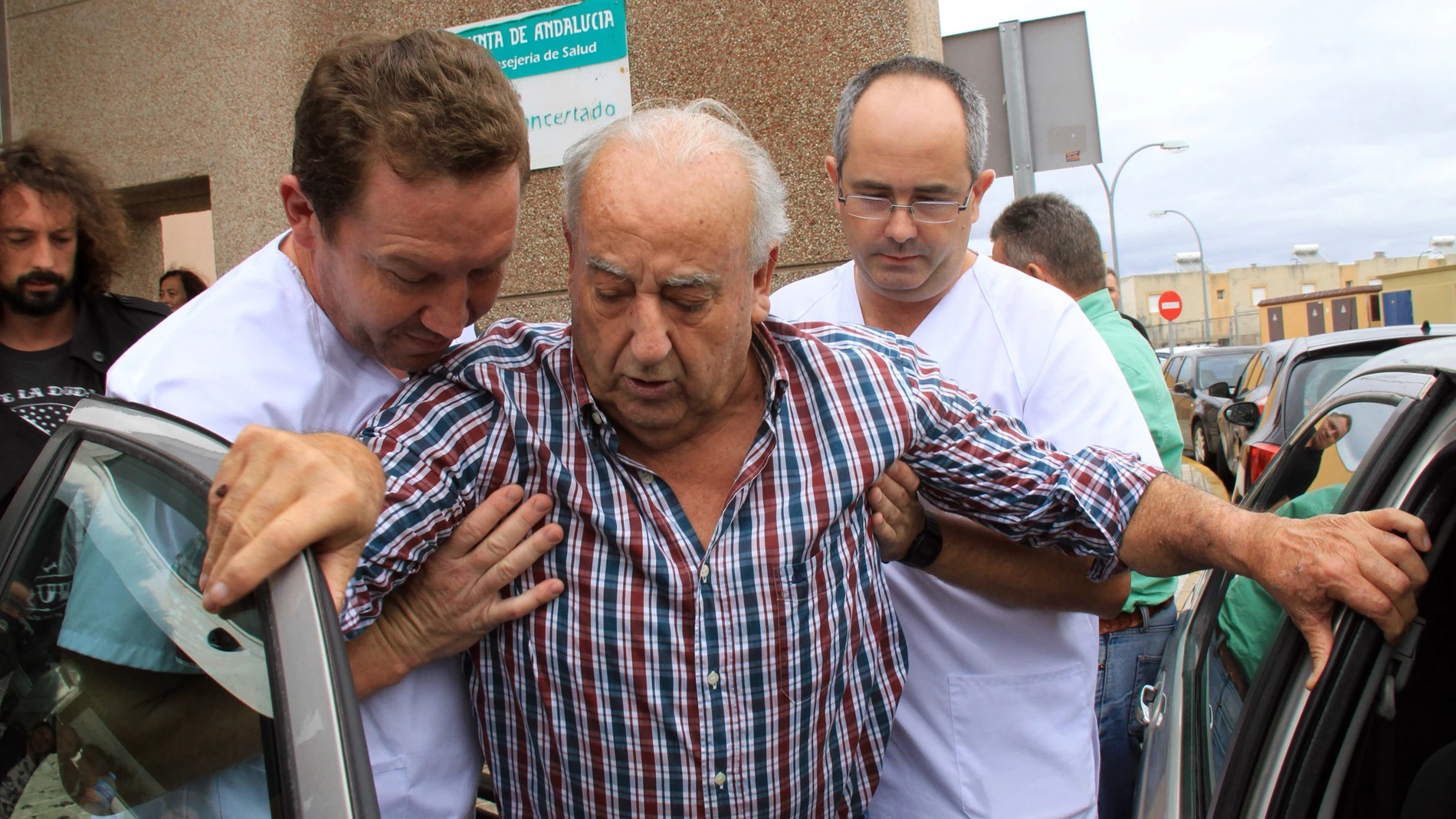 Humberto Janeiro saliendo del hospital en Villa Martin, Cádiz 19/10/2015