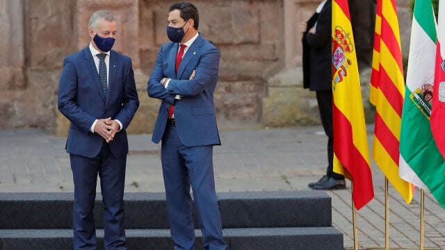 El lehendakari, Íñigo Urkullu (i), y el presidente andaluz, Juanma Moreno, conversan a su llegada al monasterio de San Millán de Yuso, en La Rioja