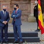 El lehendakari, Íñigo Urkullu (i), y el presidente andaluz, Juanma Moreno, conversan a su llegada al monasterio de San Millán de Yuso, en La Rioja