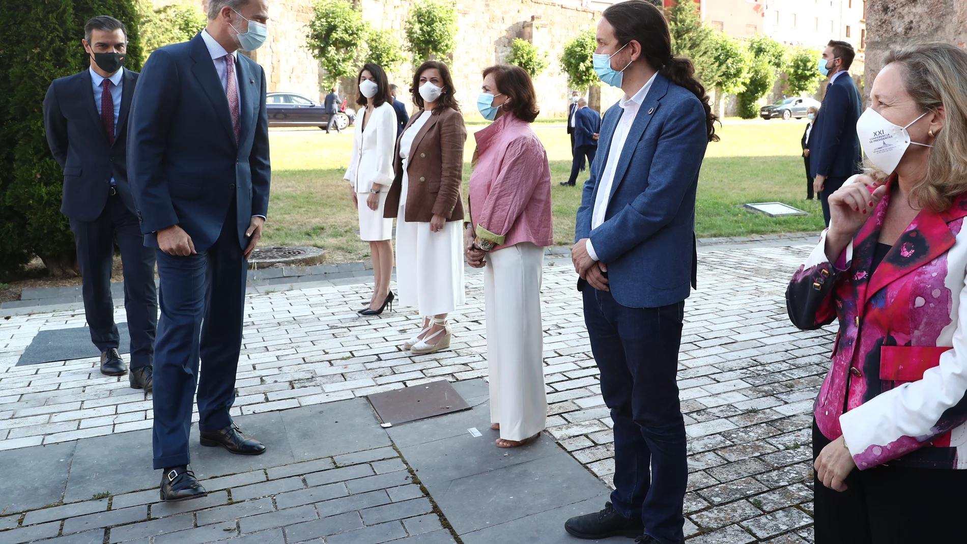 El presidente del Gobierno, Pedro Sánchez y el Rey Felipe VI (2i), saludan a la presidenta del Senado, Pilar Llop (5i); la presidenta de La Rioja, Concha Andreu (4i); y los vicepresidentes Carmen Calvo (3i), Pablo Iglesias (2i) y Nadia Calviño (1i), antes de la celebración de la XXI Conferencia de Presidentes en el monasterio de Yuso, en San Millán de la Cogolla, La Rioja