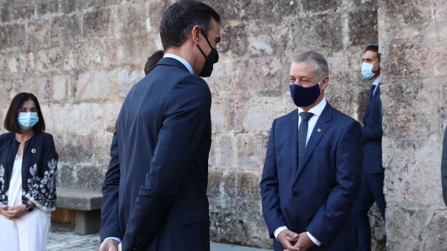 El presidente del Gobierno, Pedro Sánchez, saluda al lehendakari Iñigo Urkullu a su llegada a la XXI Conferencia de Presidentes