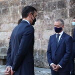 El presidente del Gobierno, Pedro Sánchez, saluda al lehendakari Iñigo Urkullu a su llegada a la XXI Conferencia de Presidentes