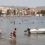 Decenas de personas disfrutan de un soleado día en la playa del Puerto de Mazarrón