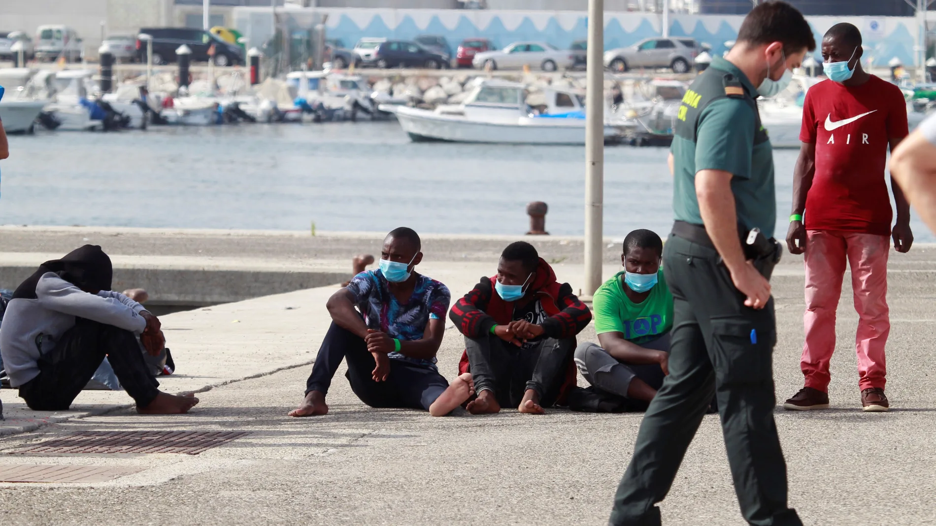 Rescatan a 53 inmigrantes de una patera en aguas del Estrecho de Gibraltar