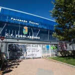 Pancarta en apoyo a los jugadores del Fuenlabrada en los alrededores del Fernando Torres