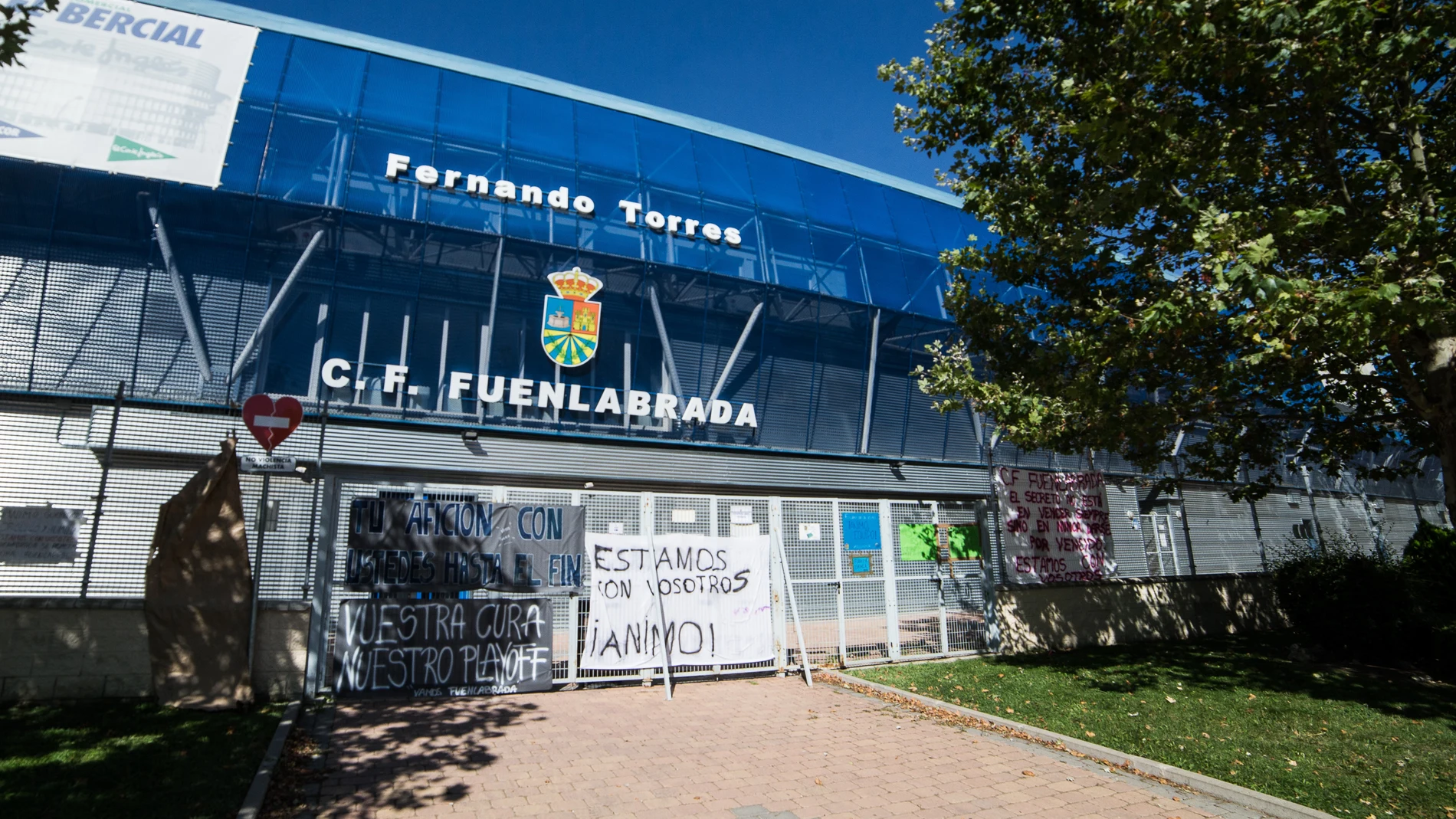 Banners in support of the players of CF Fuenlabrada