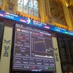 El principal índice de la Bolsa española, ha bajado hoy un 1,7 % y termina la semana con un descenso acumulado del 5,72 %