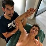 Márquez muestra junto a su fisio cómo ha mejorado el brazo derecho en unos días