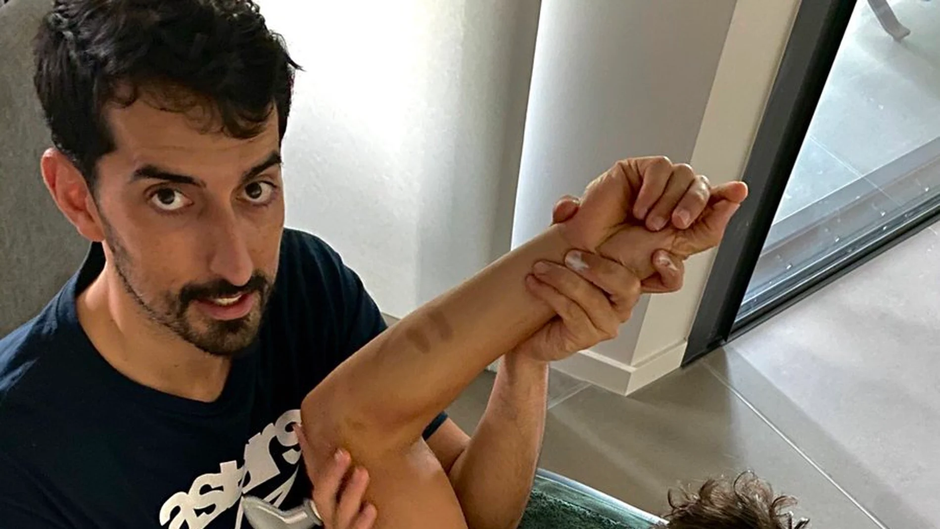Márquez muestra junto a su fisio cómo ha mejorado el brazo derecho en unos días