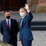 SAN MILLÁN DE LA COGOLLA (LA RIOJA), 31/07/2020.- El rey Felipe VI y el presidente del Gobierno, Pedro Sánchez, a su llegada al monasterio de San Millán de Yuso, en San Millán de la Cogolla, este viernes, con motivo de la Conferencia de Presidentes donde se buscará el consenso para el reparto de los fondos de recuperación europeos por la crisis del coronavirus. EFE/Chema Moya