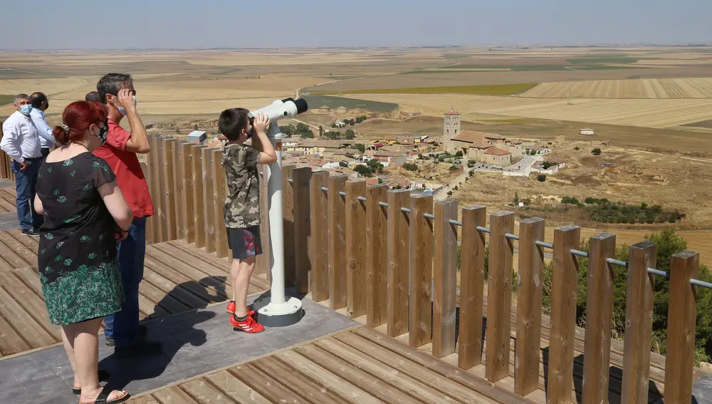 Inauguración del mirador "Estrella de Campos" al lado del castillo de Torremormojón