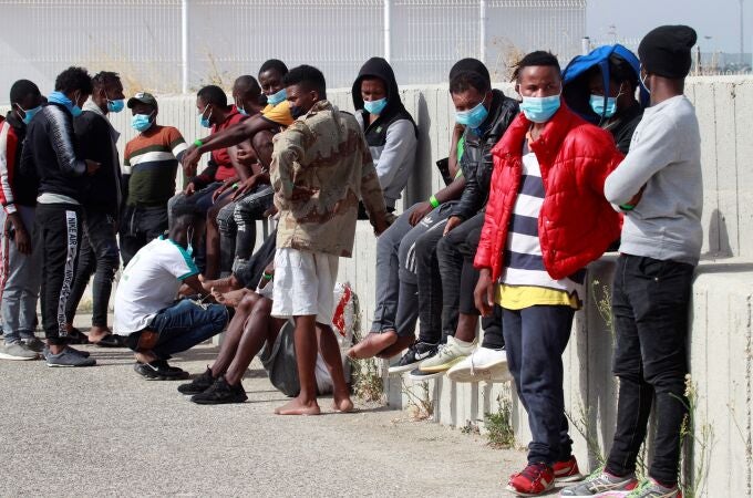 Inmigrantes en el puerto de Algeciras (Cádiz) tras ser rescatados