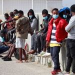 Inmigrantes en el puerto de Algeciras (Cádiz) tras ser rescatados