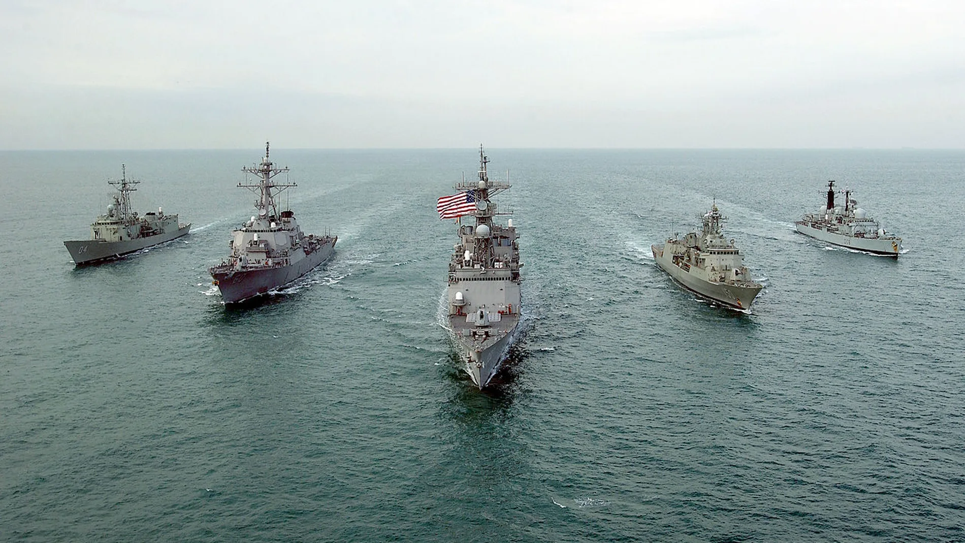 Destructores de la Armada estadounidenses, de la Royal Navy y de la Armada australiana en maniobras comunes en el Golfo Pérsico.