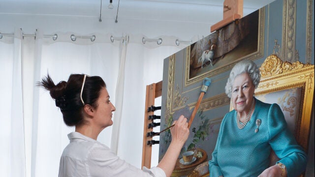 Miriam Escofet trabajando en el retrato de Isabel II.