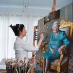Miriam Escofet trabajando en el retrato de Isabel II.