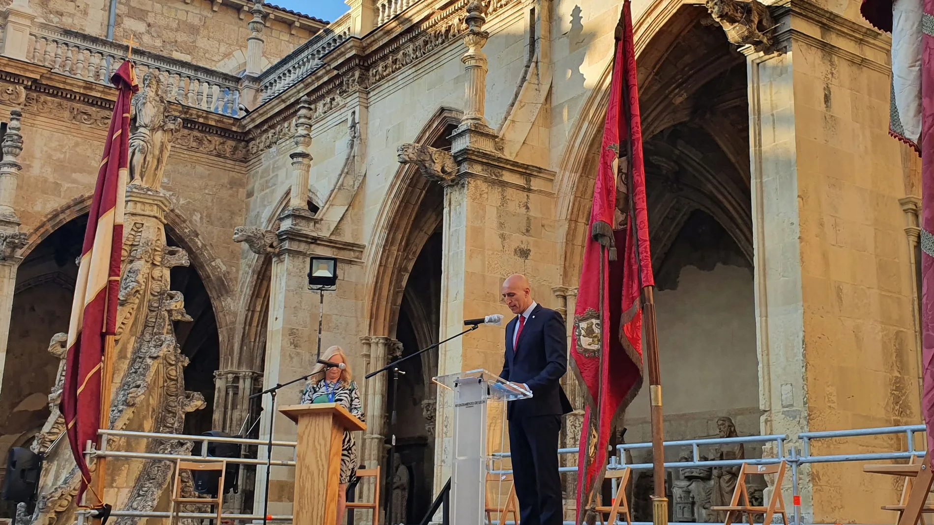 El alcalde de León, José Antonio Díez Díaz, participa en la lectura de los Fueros