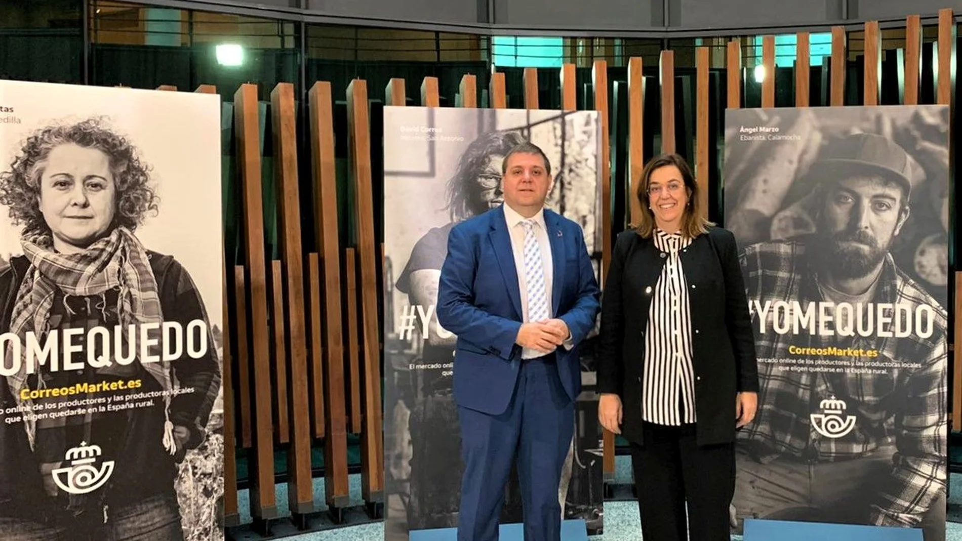 La presidenta de la Diputación de Palencia, Ángeles Armisén, suscribe el acuerdo con los dirigentes de Correos