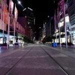 Una calle comercial de Melbourne antes de que se introdujera el toque de quedao