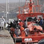 Ocupantes de una patera, rescatados en aguas de Gran Canaria, a su llegada a puerto EFE/Ángel Medina G.