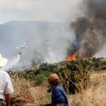 Un helicóptero trabaja en las labores de extinción del incendio de masa arbolada originado en la provincia de Salamanca