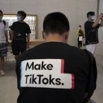 Un hombre con una camiseta promocional de TikTok en la tienda Apple de Pekín
