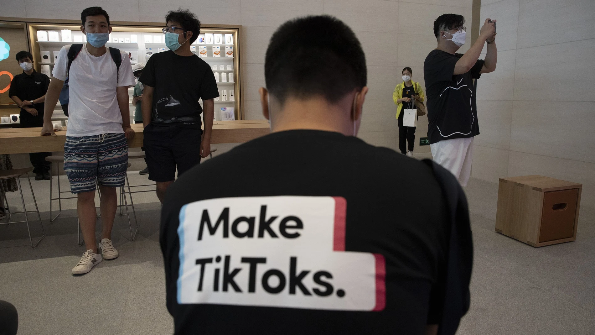 Un hombre con una camiseta promocional de TikTok en la tienda Apple de Pekín