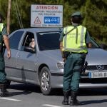 Efectivos de la Guardia Civil en un control de acceso a localidad vallisoletana de Pedrajas de San Esteban, que junto a la de Íscar, sus habitantes tienen restringidas por orden judicial, las salidas y entradas de estos pueblos debido a un brote de COVID-19.- EFE/Nacho Gallego