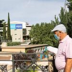 Un hombre protegido con mascarilla camina por Aranda de Duero