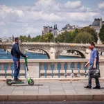 Varios parisinos con mascarilla atraviesan uno de loa numerosos puentes que unen el río Sena