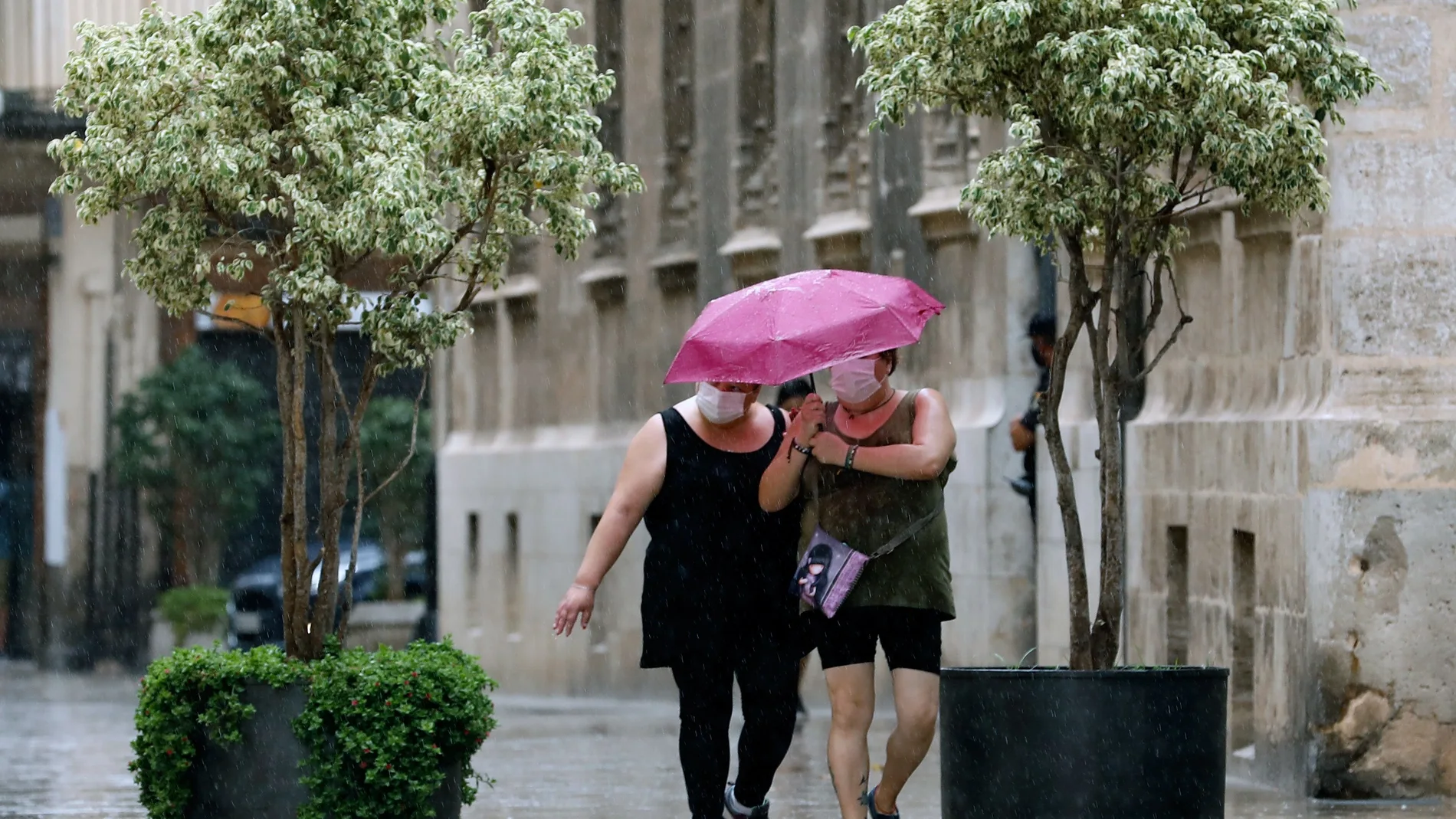 La LLuvia da un respiro a las altas temperaturas de Valencia