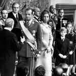 PROCLAMACIÓN DEL REY JUAN CARLOS: Madrid, 22-11-1975.- Juan Carlos de Borbón jura las Leyes ante el presidente de las Cortes, Alejandro Rodríguez de Valcárcel, y es proclamado Rey de España. EFE/Luis Millán.