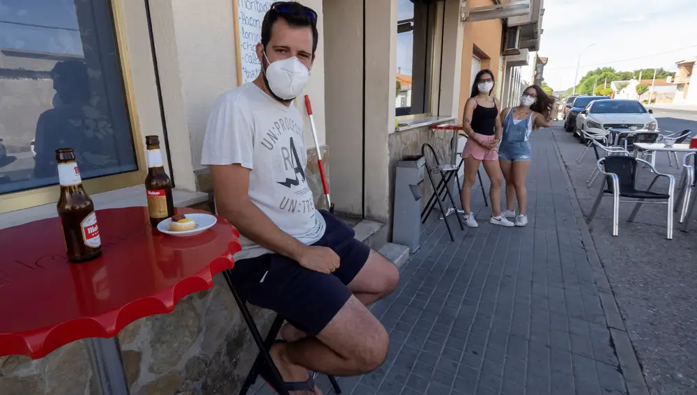 Varias personas en la terraza de un bar de Pedrajas de San Esteban (Valladolid