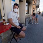 Varias personas en la terraza de un bar de Pedrajas de San Esteban (Valladolid