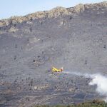 Un avión apaga incendios del Ejército del Aire vierte agua sobre el incendio forestal declarado en Robledo de Chavela
