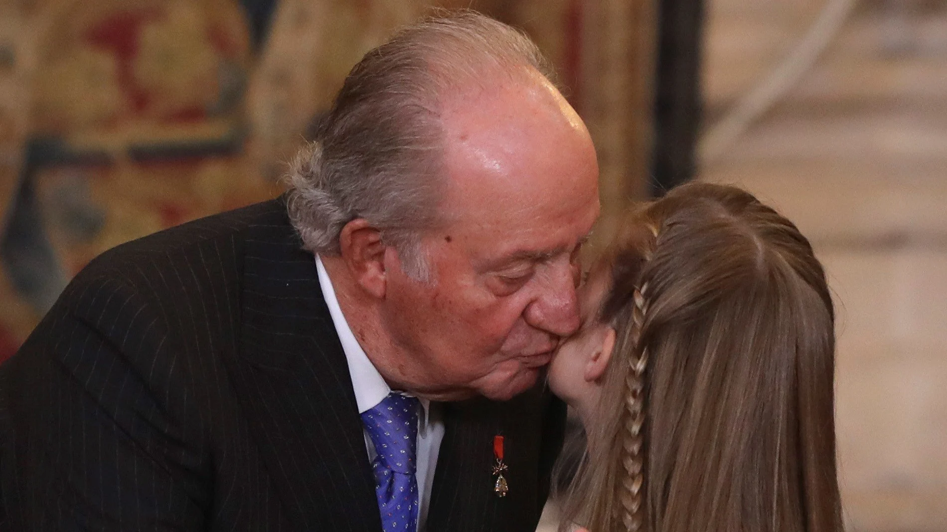 El Rey Juan Carlos con su nieta, la princesa Leonor, tras recibir el Toisón de Oro por parte de su padre Felipe VI