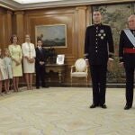 GRA094. MADRID, 19/06/2014.- Don Juan Carlos ha colocado hoy el fajín de capitán general de las Fuerzas Armadas a su hijo el rey Felipe VI en un acto breve y solemne celebrado en la sala de Audiencias del Palacio de la Zarzuela al que han asistido doña Letizia y sus hijas, la Princesa de Asturias y la infanta Sofía, la reina Sofía y la infanta Elena junto a su hijo mayor, Felipe Juan Froilán, el ministro de Defensa y la cúpula militar al completo. EFE/Zipi ***POOL*** NO VENTAS